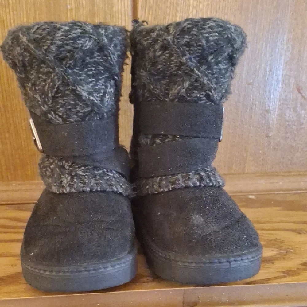 Cozy Black and Gray Fur-Lined Boots